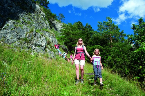 (c)Naturpark Altmuehltal - Altmuehltal_Panoramaweg_Wanderer_1.jpg