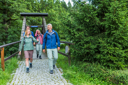 Blankenstein Wanderer auf SelbitzbrÃ¼cke (c) ThÃ¼ringer Tourismus GmbH.bmp